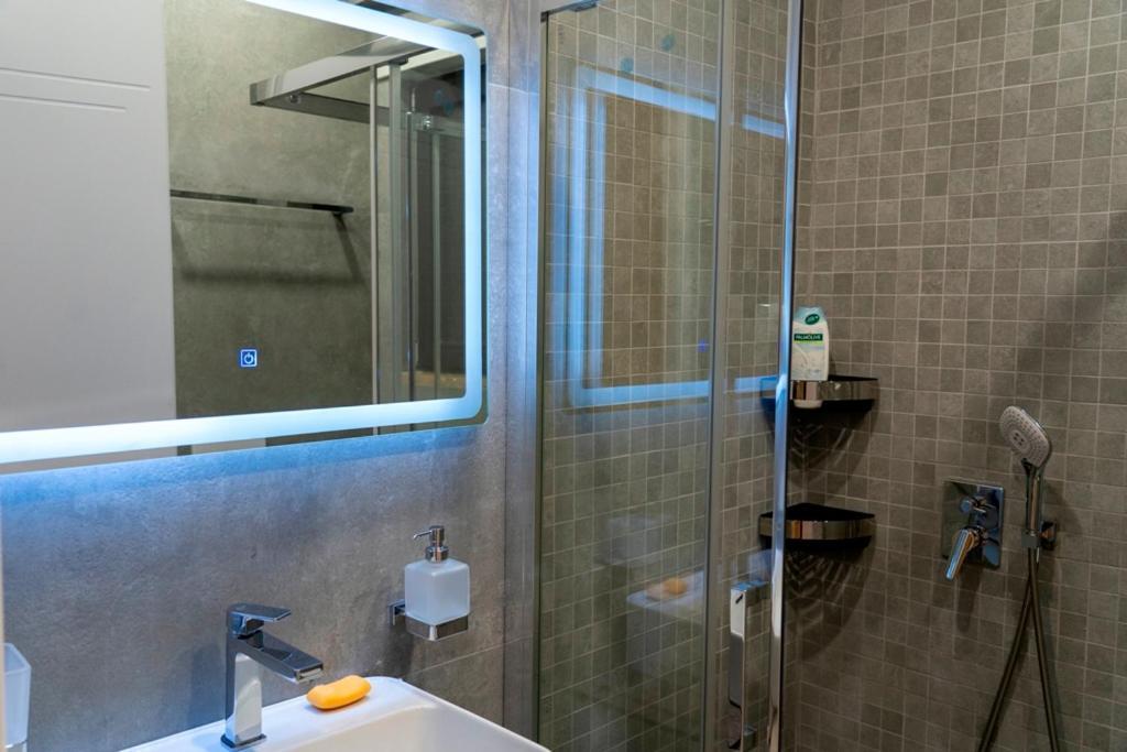 Deluxe Apartment-swimming Pool Apartment *