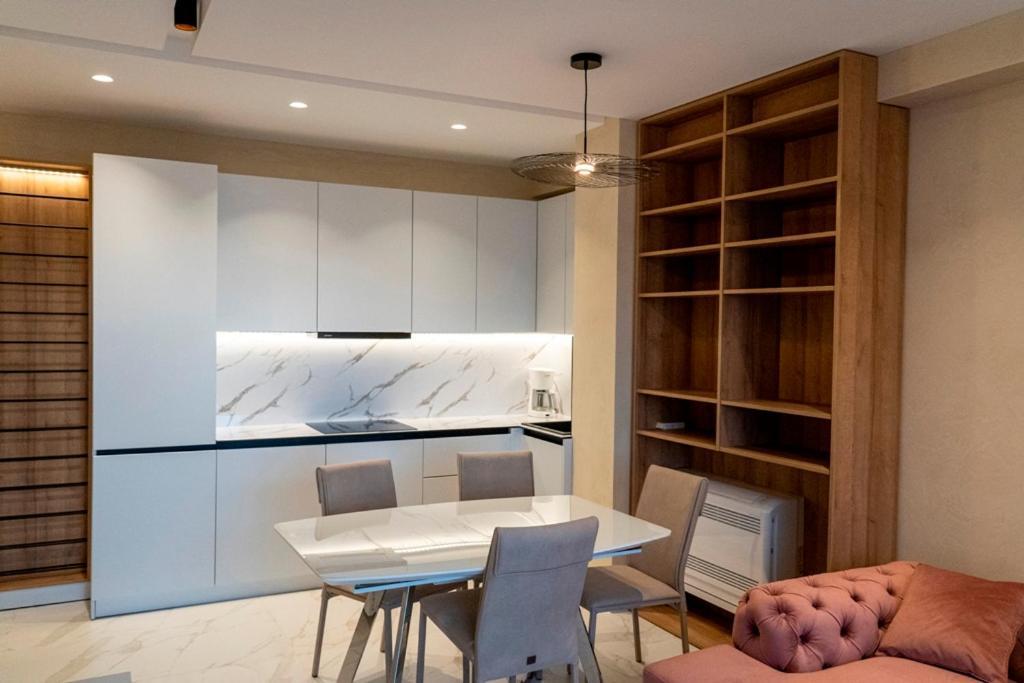 Deluxe Apartment-swimming Pool Apartment *